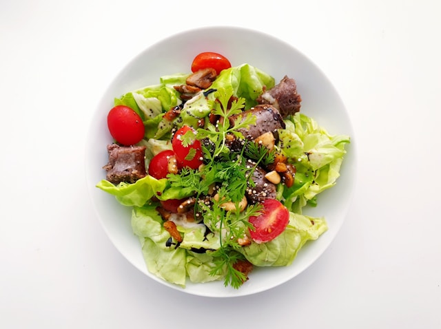 Wat voor groente bij hamburger salade