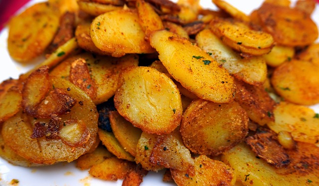 Hamburger met aardappels en groenten gebakken aardappeltjes