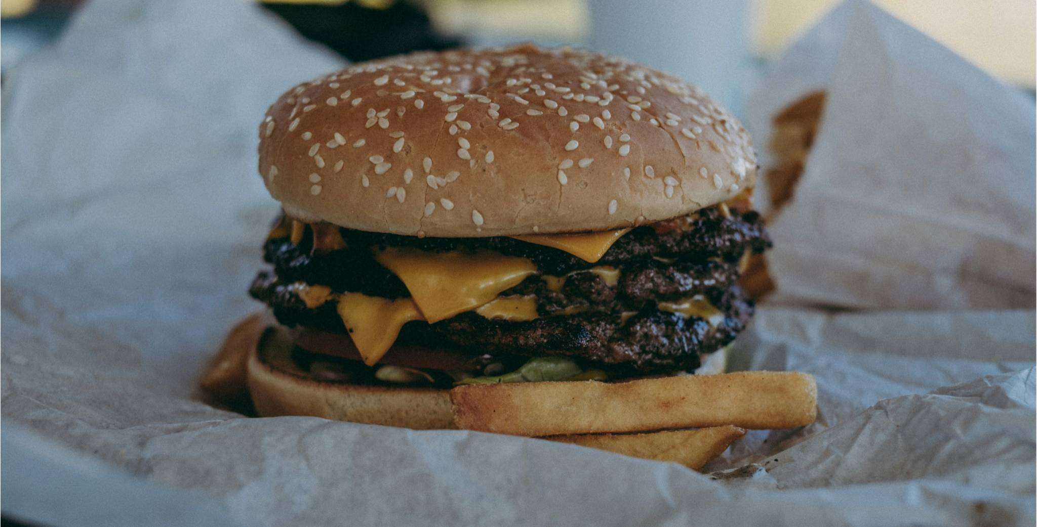 dubbele cheeseburger maken