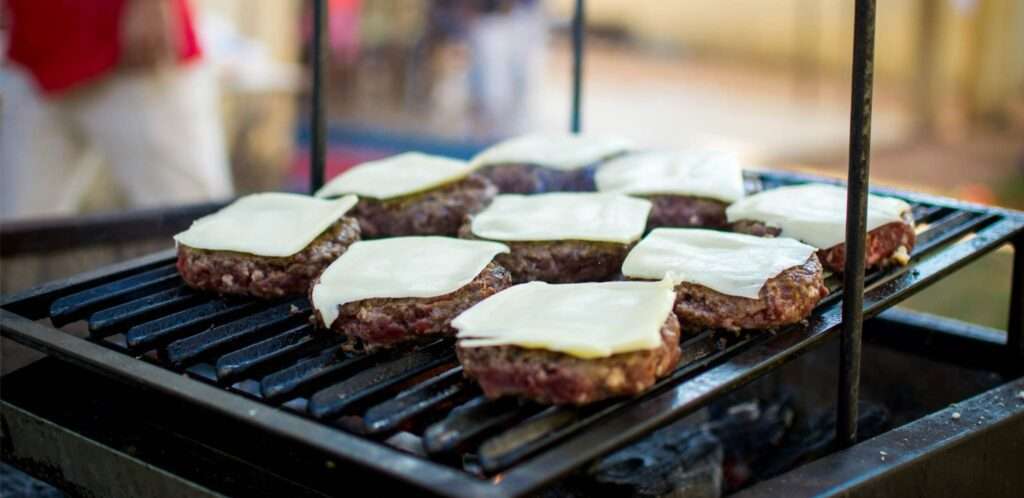 Een hamburger op een kamado barbecue met de perfecte rooksmaak